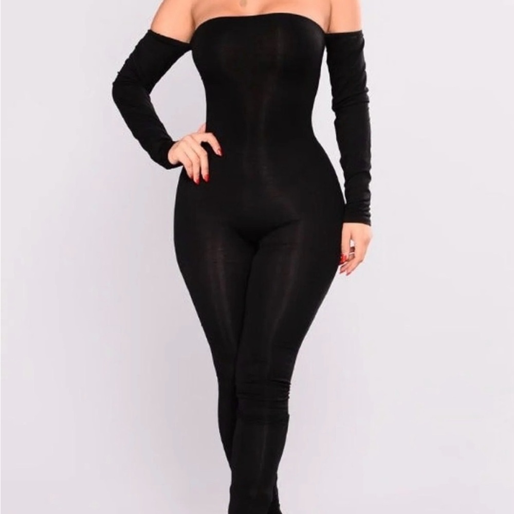 Elegant Black Off-Shoulder Jumpsuit - Picture 3 of 6